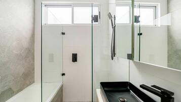 Shower, shampoo