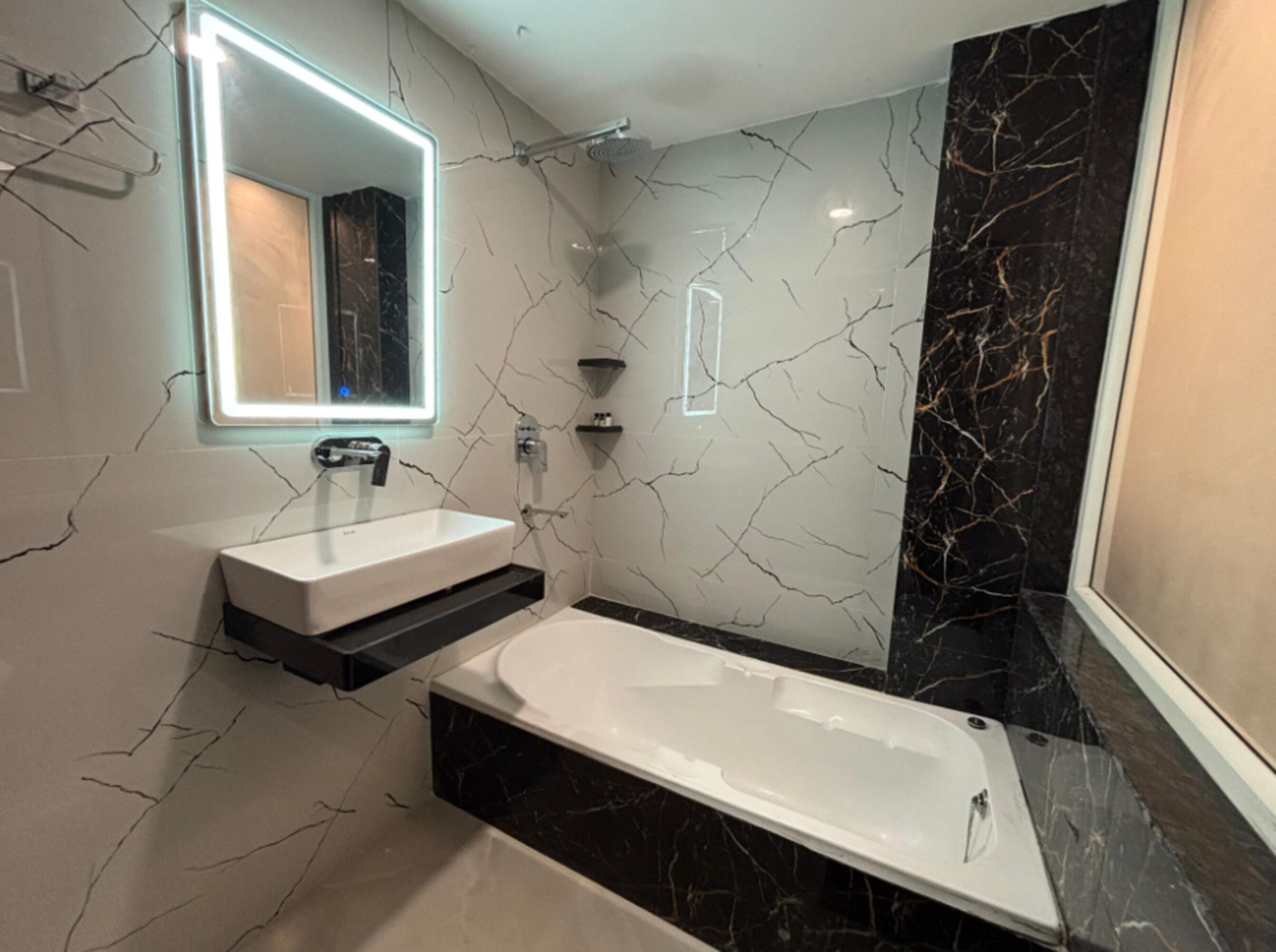 Signature tweepersoonskamer, uitzicht op stad | Badkamer | Een douche, gratis toiletartikelen, handdoeken