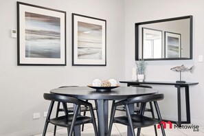 Dining - MetaWiseBnB Luxury North-Facing 2BR Near Beach 5 (Cronulla)