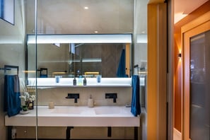 Bathroom - 2 Chaka’s Place - Beachfront Luxury (Ballito)