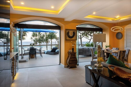 2 Chaka’s Place - Beachfront Luxury