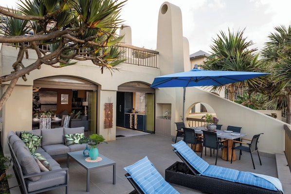 Outdoor dining - 2 Chaka’s Place - Beachfront Luxury (Ballito)