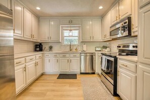 Fridge, microwave, oven, stovetop - Lakefront, Boat Dock, Game Room, Backyard Oasis (Gainesville)