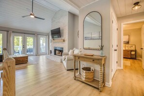 TV, fireplace, offices - Lakefront, Boat Dock, Game Room, Backyard Oasis (Gainesville)