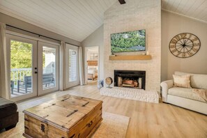 TV, fireplace, offices - Lakefront, Boat Dock, Game Room, Backyard Oasis (Gainesville)