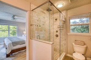 Shower, hair dryer, shampoo - Lakefront, Boat Dock, Game Room, Backyard Oasis (Gainesville)