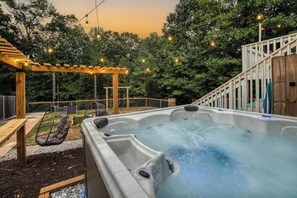 Outdoor spa tub - Lakefront, Boat Dock, Game Room, Backyard Oasis (Gainesville)