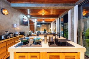 Biệt thự Deluxe | Bếp riêng | Ghế cao cho trẻ em, dụng cụ nấu nướng/bát dĩa/dao nĩa 