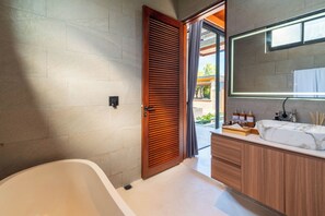 Biệt thự Deluxe | Phòng tắm | Bồn tắm và buồng tắm vòi sen riêng, chậu vệ sinh/vòi rửa, khăn tắm 