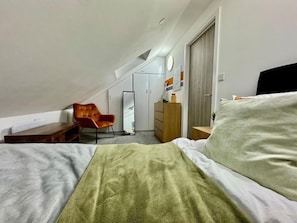 1 habitación, escritorio, tabla de planchar con plancha y wifi 