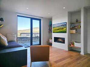 Smart TV, fireplace, books, computer monitors - Mountain Views ~Balcony w BBQ ~ Elevator + Accessibility Friendly ~ Garage (Jindabyne)