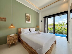 Ein Schlafzimmer mit Bett, Nachttischen, einem Gemälde und Blick auf einen Swimmingpool.