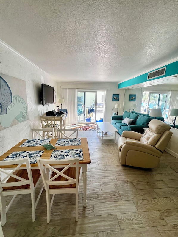 Living area - Coco Plum Beach Paradise: Water Views, Heated Pool, and Boat Slip. (Marathon)