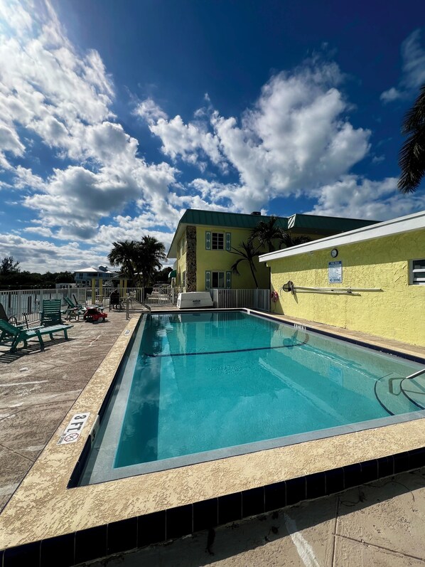 Pool - Coco Plum Beach Paradise: Water Views, Heated Pool, and Boat Slip. (Marathon)