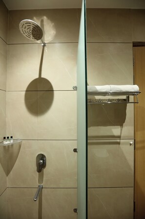 Shower, towels, soap, shampoo - Hotel Grace (New Delhi)