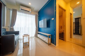 36-inch flat-screen TV with cable channels - DF Hotel Pattaya (Pattaya)