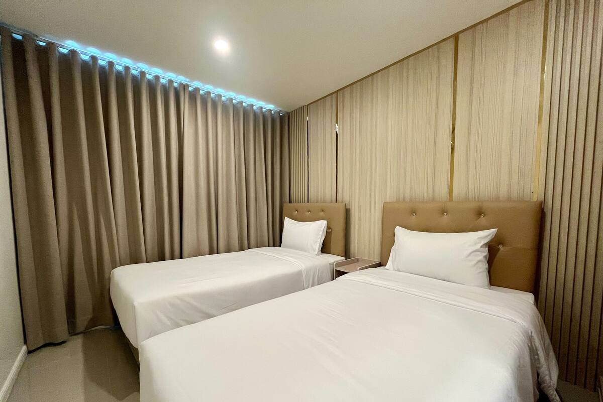Twin Suite with Balcony | 免費無線上網、床單