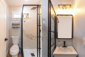 Dusche, Haartrockner, Handtücher, Seife