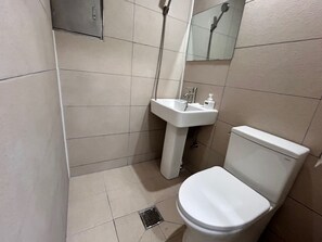 Standard Double Room | Bathroom - Geoje Brown Dot Hotel Gohyeon Branch (Geoje-si)
