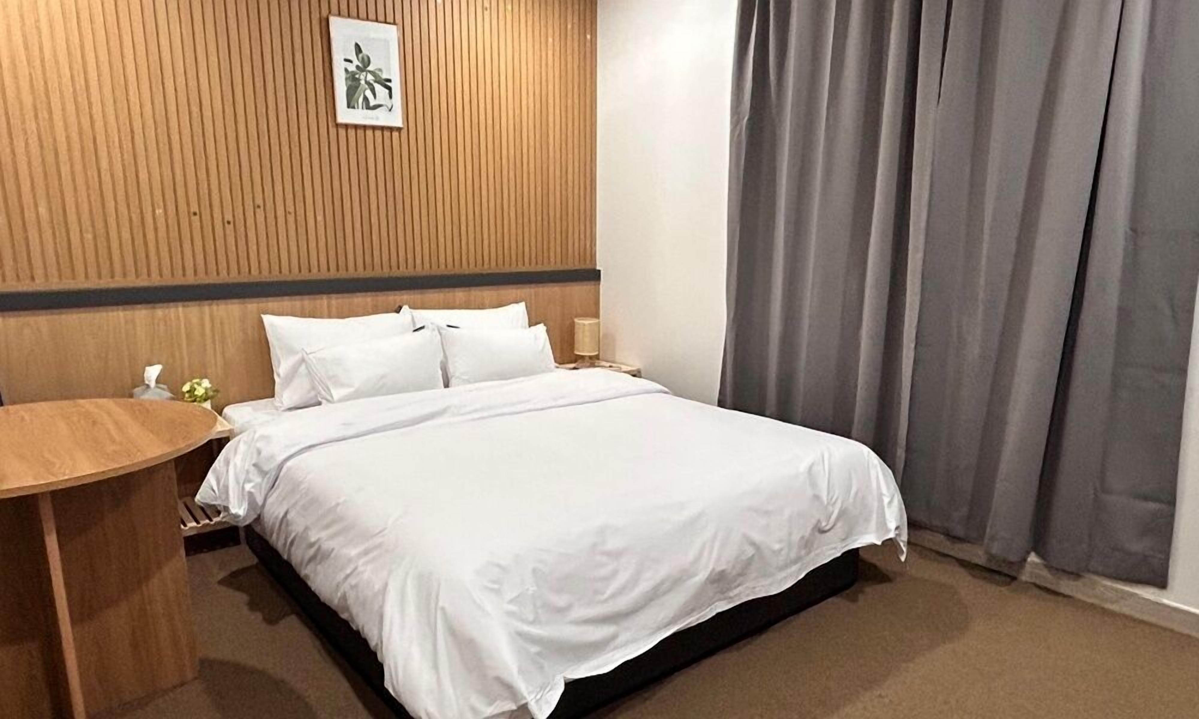 Escritorio, wifi gratis, decoración personalizada y muebles diferentes 