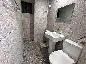 Standard Double Room | Bathroom - Geoje Brown Dot Hotel Gohyeon Branch (Geoje-si)