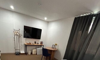Decoración personalizada, muebles diferentes, escritorio y wifi gratis 