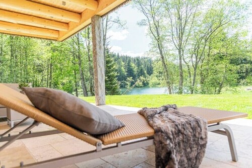 Vacation home by the lake with sauna and whirlpool