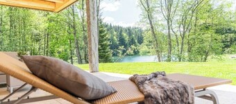 Vacation home by the lake with sauna and whirlpool