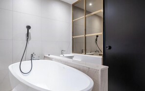 Suite | Bathroom | Hair dryer, slippers, bidet, towels - Brown Dot Hotel Pyeongtaek Godeok (Pyeongtaek)