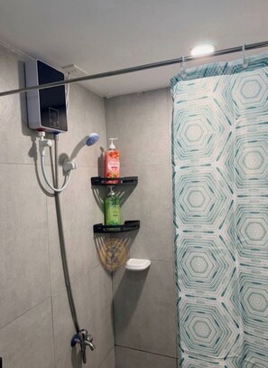 Shower, towels, soap, toilet paper - Cozy African Theme Room in Sucat Paranaque (Parañaque)