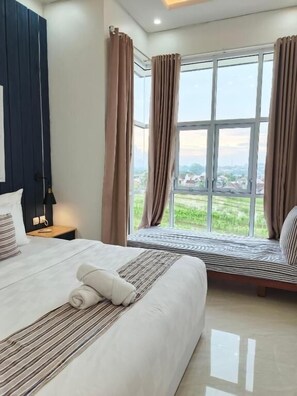 Habitación triple básica, vista al jardín | Wifi gratis y acceso para silla de ruedas 