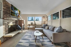 Fernseher, Kamin, Stereoanlage