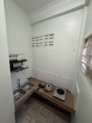 Familie vierpersoonskamer, uitzicht op tuin | Privékeuken