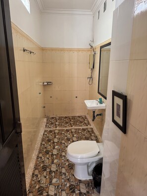 Luxe tweepersoonskamer, uitzicht op tuin | Badkamer