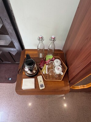 Deluxe tweepersoonskamer, uitzicht op de stad | Koffie en/of koffiezetapparaat