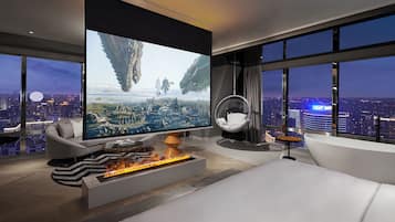 270° Panoramic City View Suite | Down duvets, in-room safe, blackout curtains, soundproofing