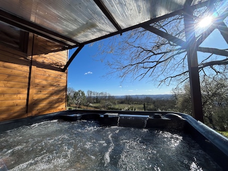 Outdoor spa tub. Gîte roulotte 2 personnes