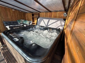 Outdoor spa tub - Gîte roulotte 2 personnes (Meyssac)
