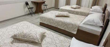 Habitación triple, vista a la ciudad