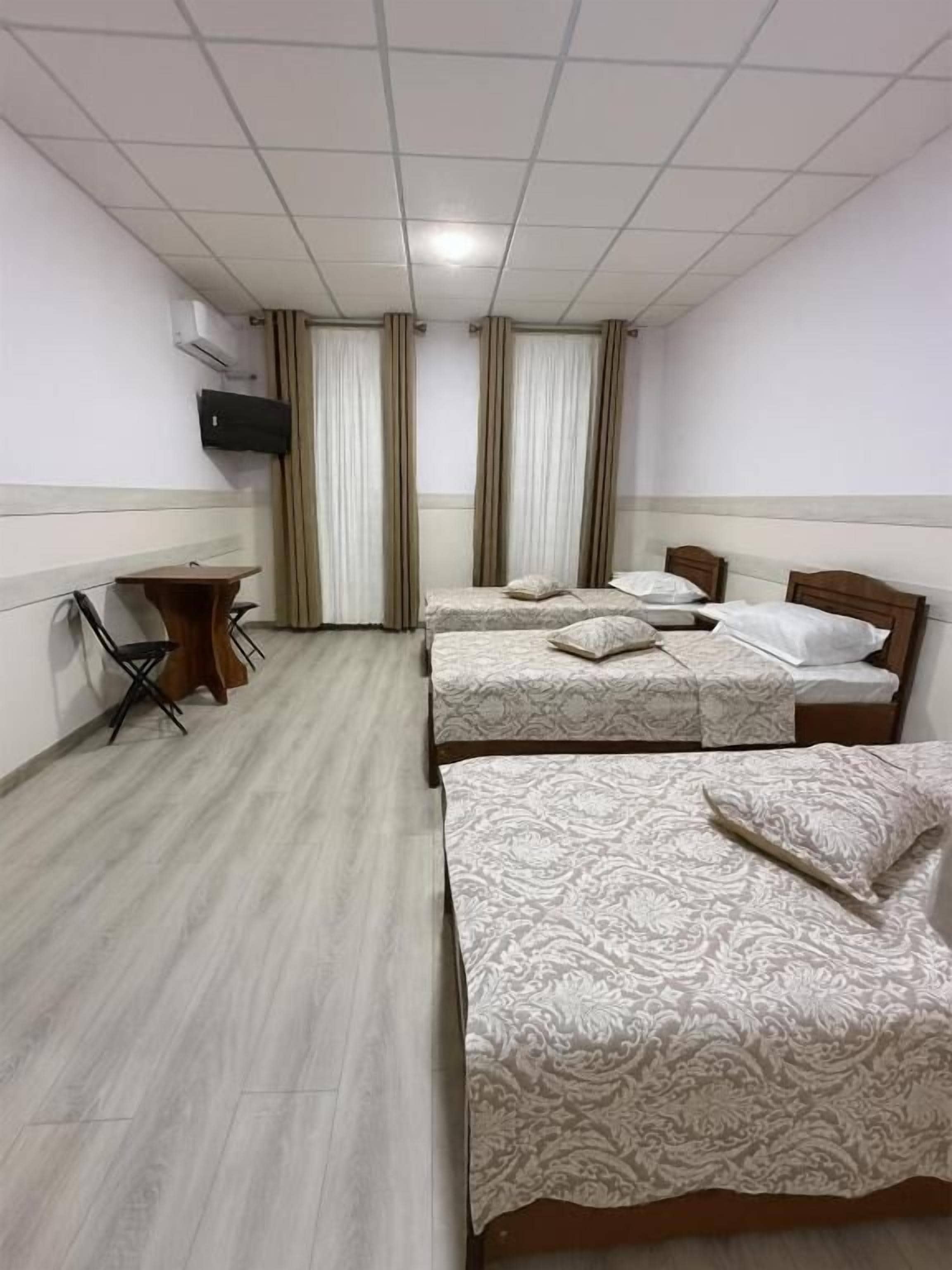 Habitació triple, vistes a la ciutat