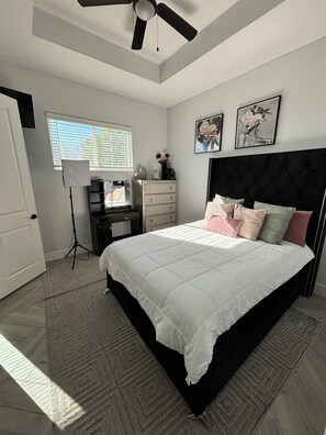 6 bedrooms, WiFi, bed sheets - Huge Modern Luxe Oasis with Pool (Dayton)