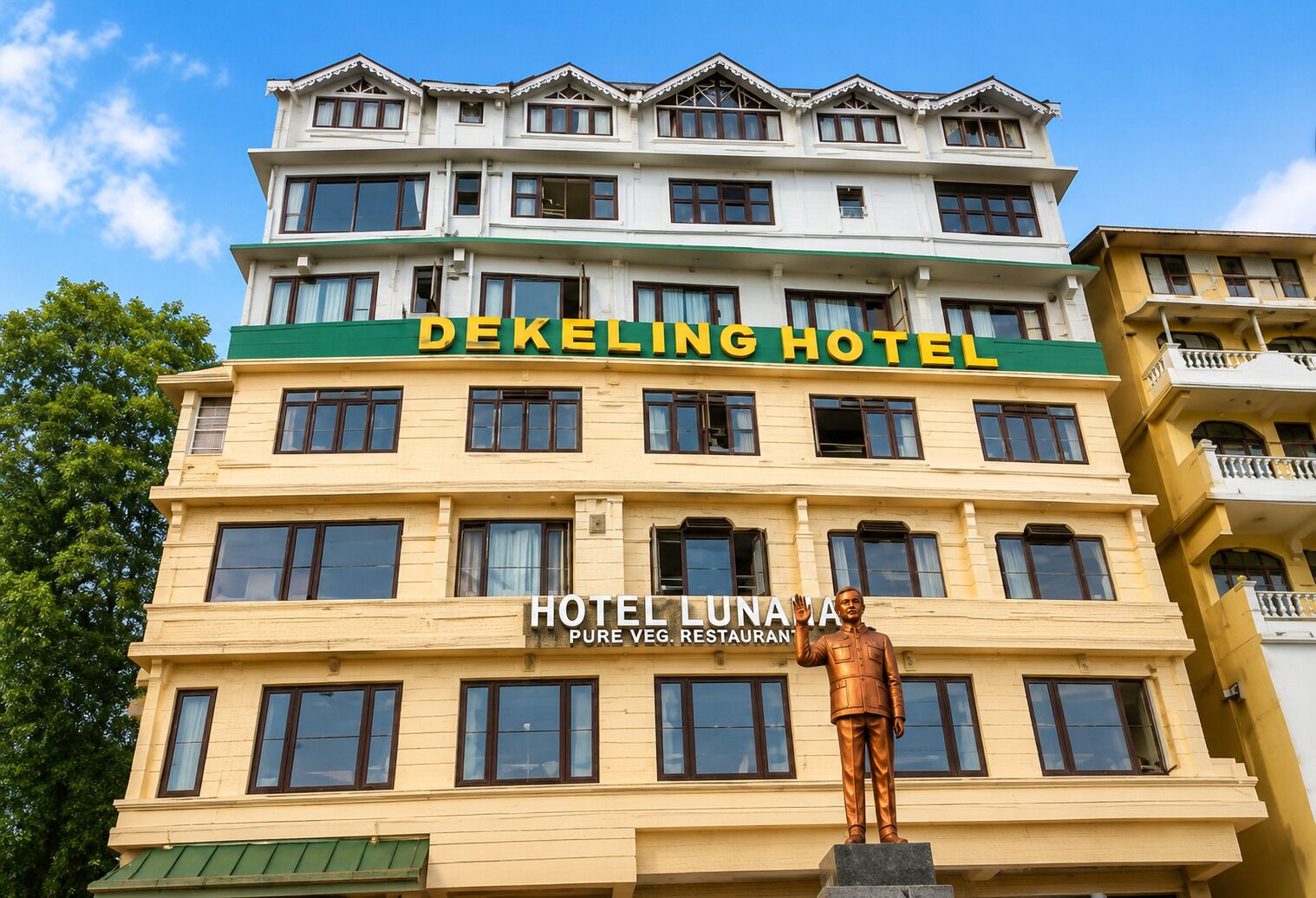 Un edificio de hotel de varios pisos con un letrero llamativo que dice 'DEKELING HOTEL'.