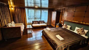 Habitación familiar con 1 cama doble o 2 individuales, vistas a la montaña