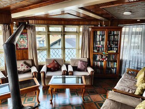 Dubbelrum eller tvåbäddsrum för familj - utsikt mot bergen | Vardagsrum