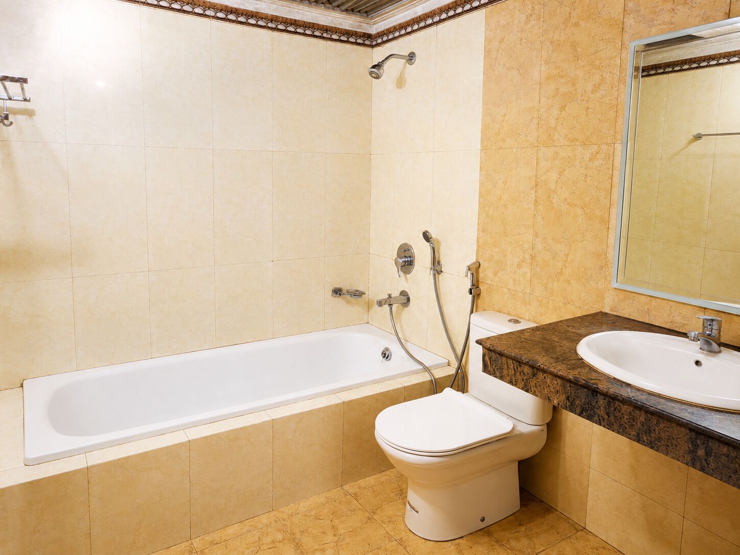 Un bagno con una vasca, un water e un lavandino.