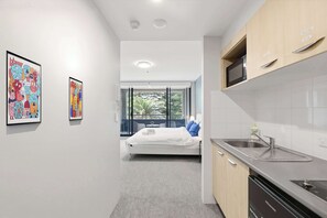 1 bedroom, desk, iron/ironing board, WiFi - MetaWise BNB Modern Studio in Central Cronulla 2 (Cronulla)