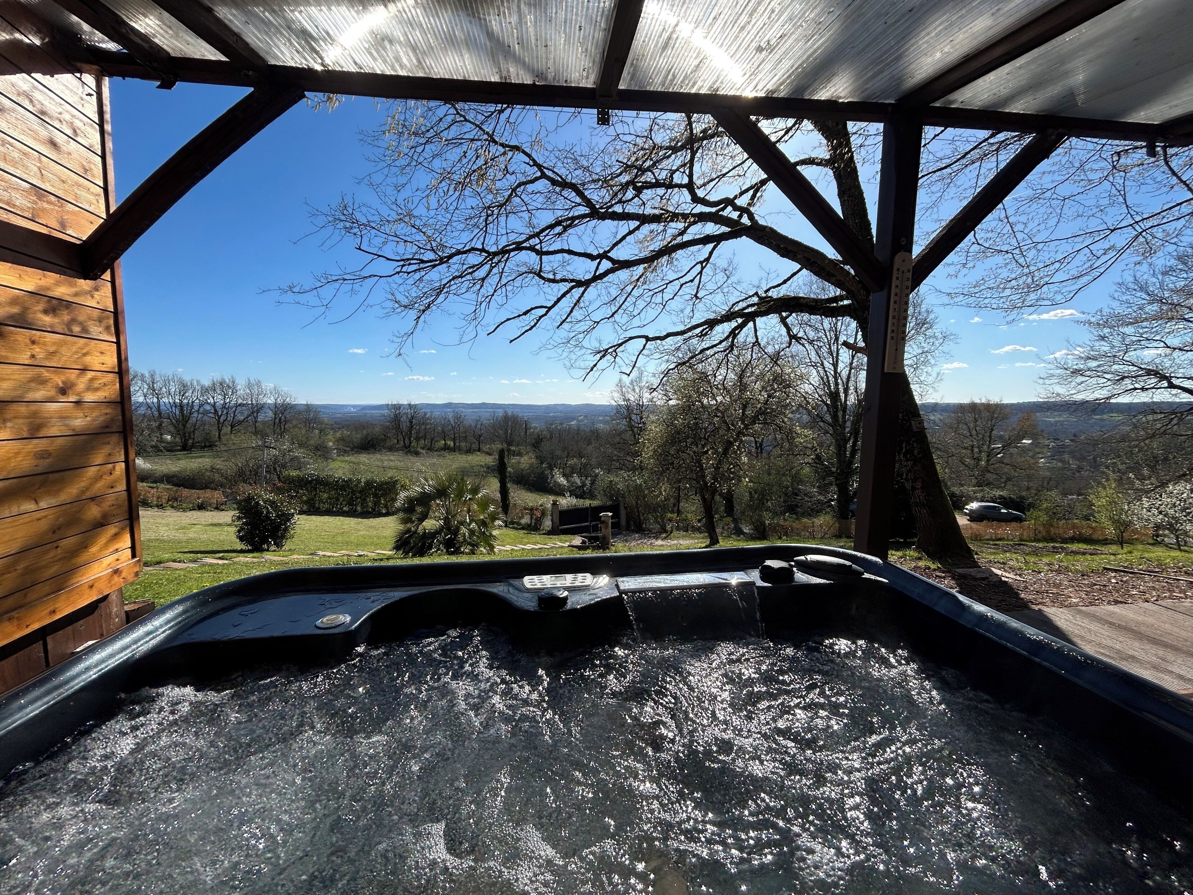 Bañera de hidromasaje al aire libre