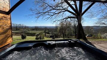 Bañera de hidromasaje al aire libre