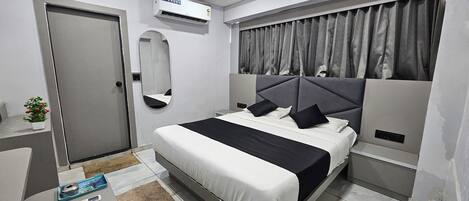 Desk, laptop workspace, iron/ironing board, free WiFi