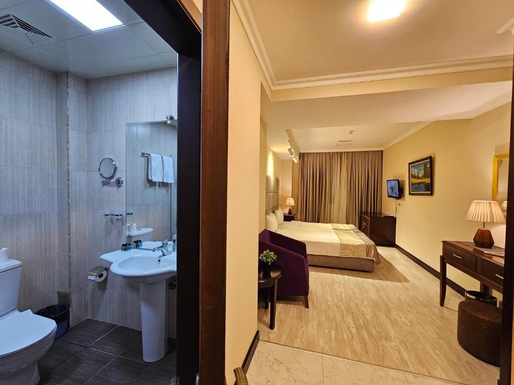 Habitación con 2 camas individuales, vistas al patio | Baño